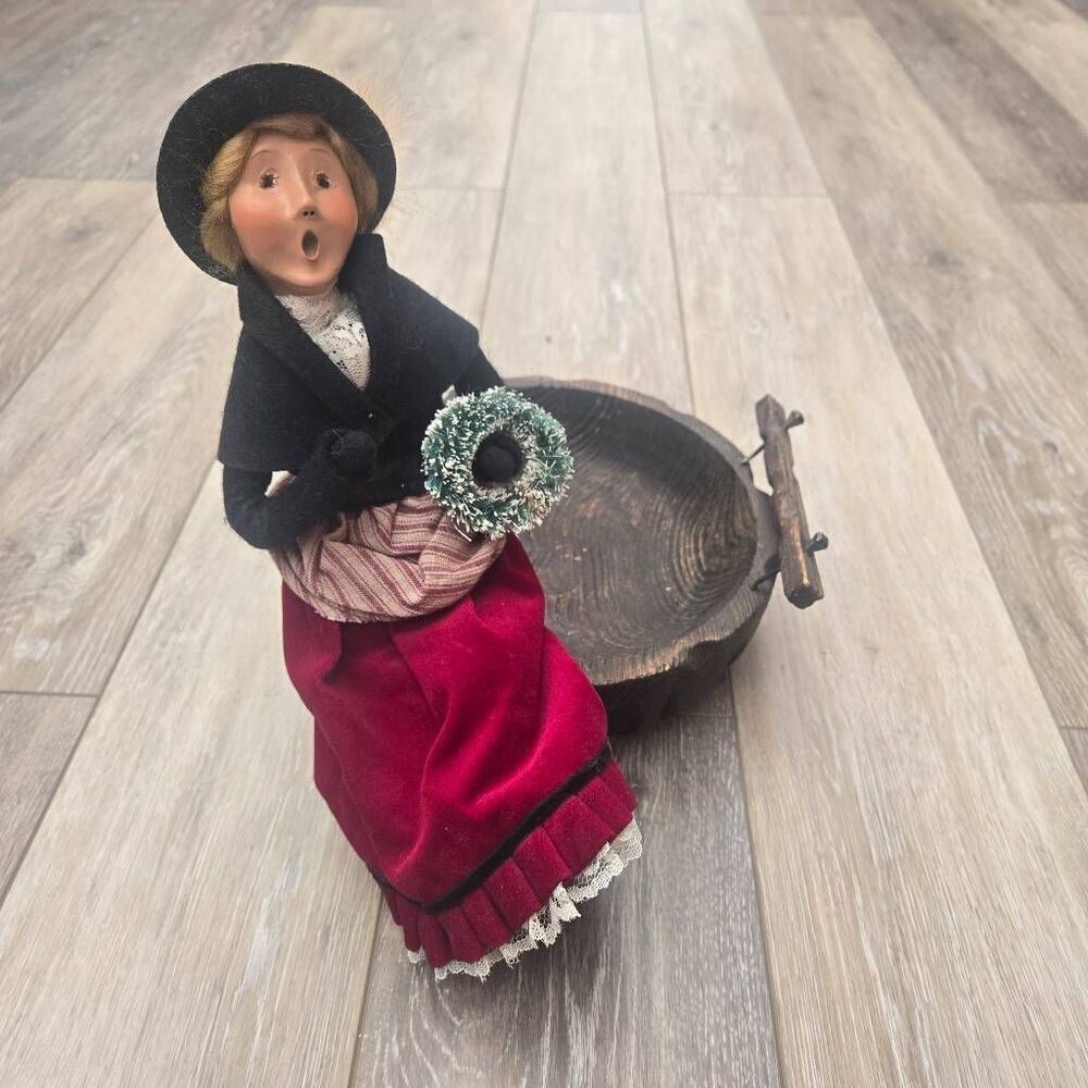 Byers Choice vintage 2000 holiday Caroler seated sitting The Carolers